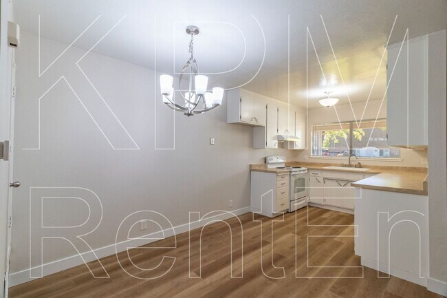 Building Photo - 443 E Robinhood Dr