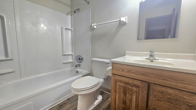Building Photo - Well maintained 2-Bed 2-bath Oasis with Pool Access in Prime Bloomington Location 7-17