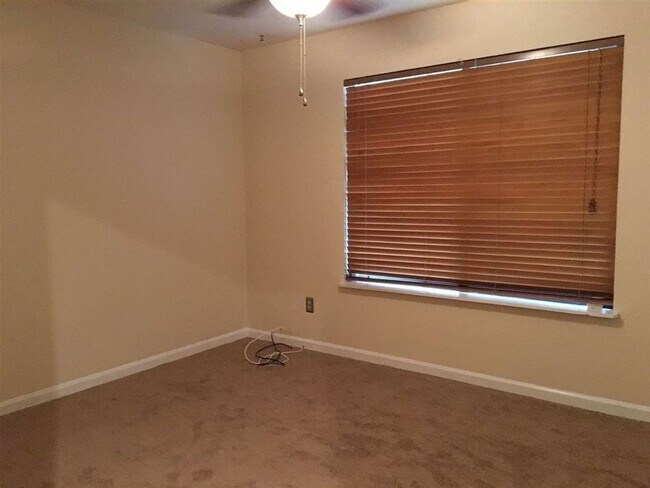 Building Photo - 2 Bedroom Apartment Walking Distance to FSU
