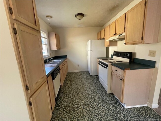 Building Photo - 2150 Skyview Dr