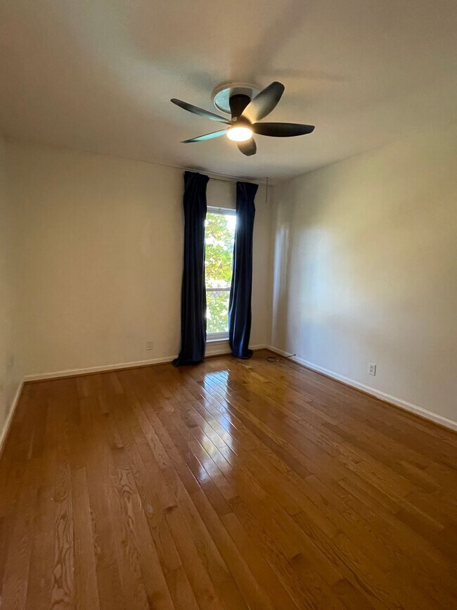 Building Photo - 515 Basswood Ave