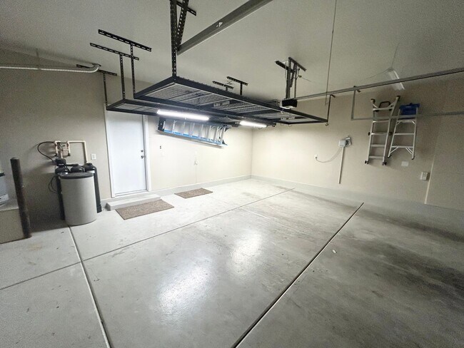 Building Photo - 3/BD 2.5/BA Bright & Stylish Mountain’s Ed...