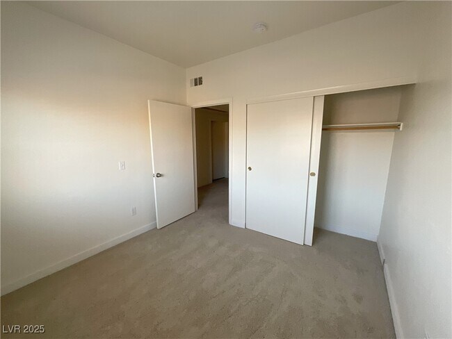 Building Photo - 3400 Cabana Dr