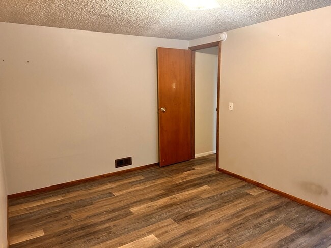 Building Photo - 4 Bedroom, 2 Bathroom in the Lower Rattles...