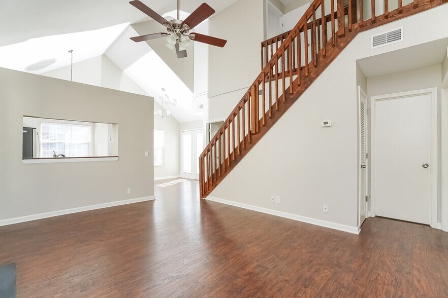 Building Photo - 903 Bexhill Ct S