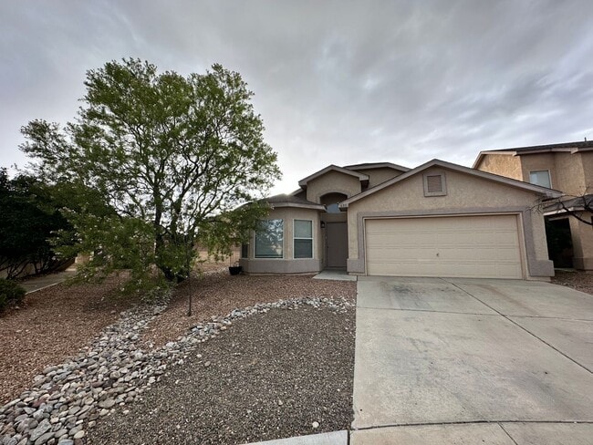 Building Photo - 4 bed 2 bath home in Huning Ranch