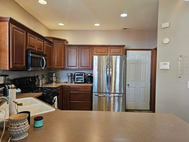 Building Photo - Well Kept Townhouse with Yard Care Included
