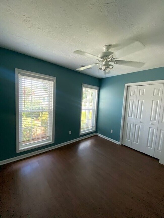 Building Photo - Welcome to this stunning 3-bedroom, 2-bath...