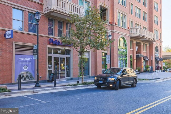 Building Photo - 3535 Chevy Chase Lake Dr