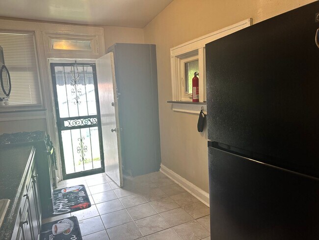 Building Photo - Spacious Rooms! Finished Basement! W/D! Available Now!