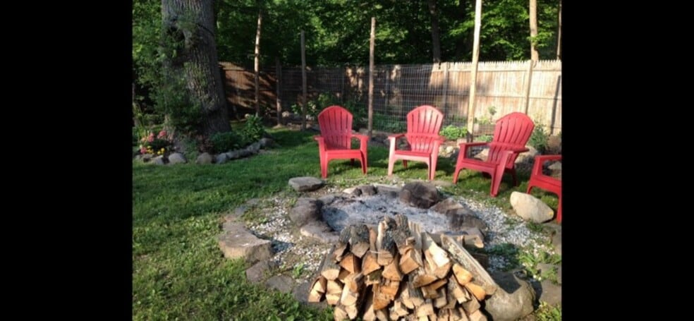 Building Photo - 128 N Putt Corners Rd