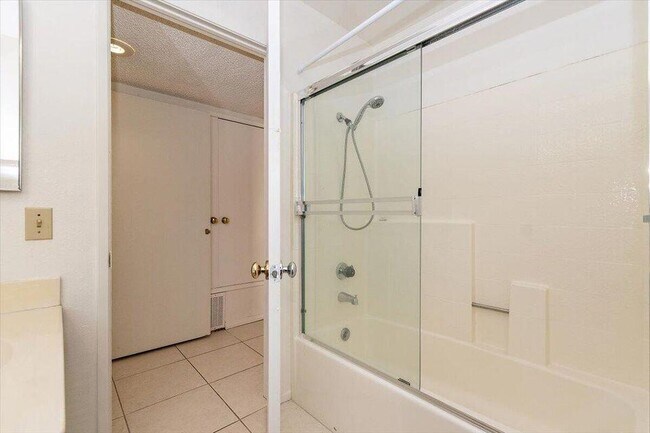 Building Photo - 200 E Racquet Club Rd