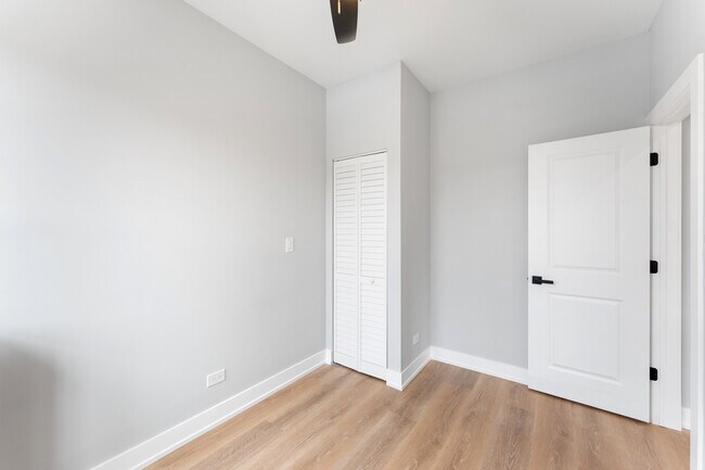 Building Photo - 1546 W Jonquil Terrace