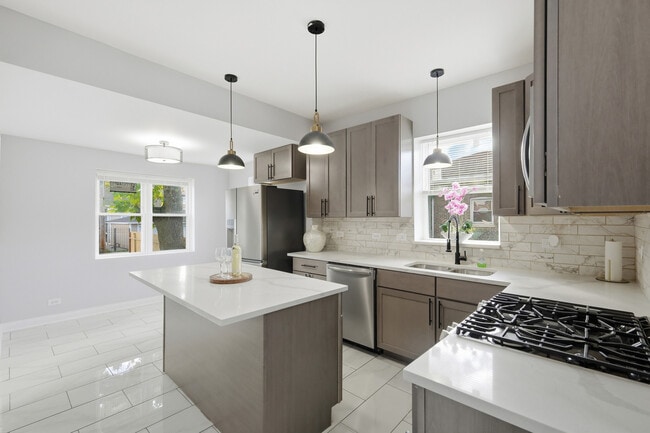 Building Photo - 7823 S May St