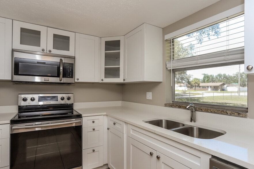 Building Photo - 9811 N Connechusett Rd