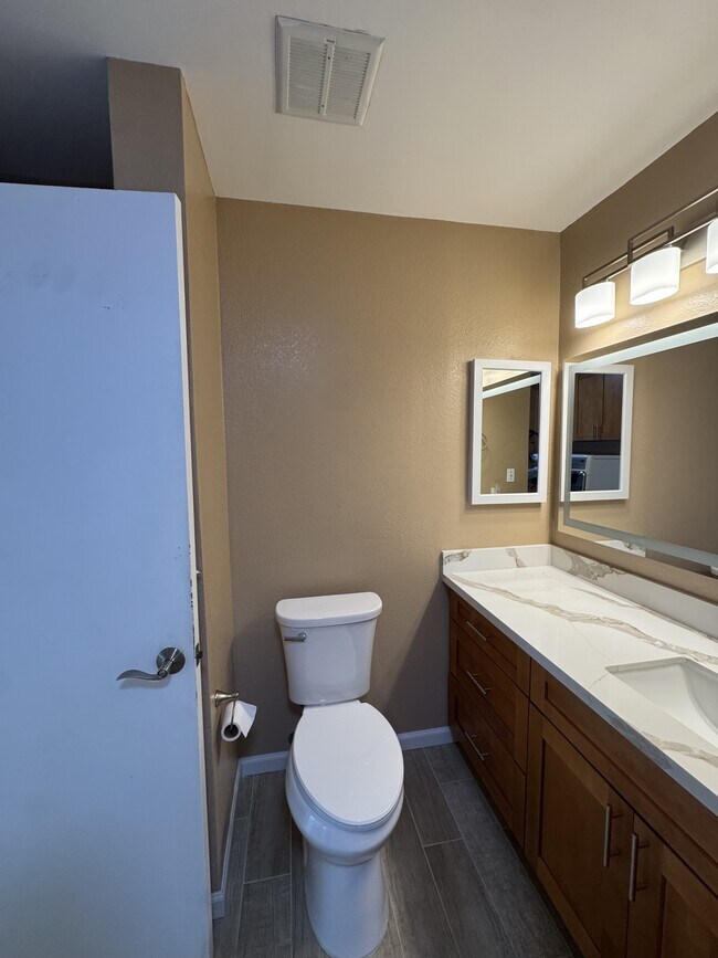 Building Photo - 46-1031-1031 Emepela Wy