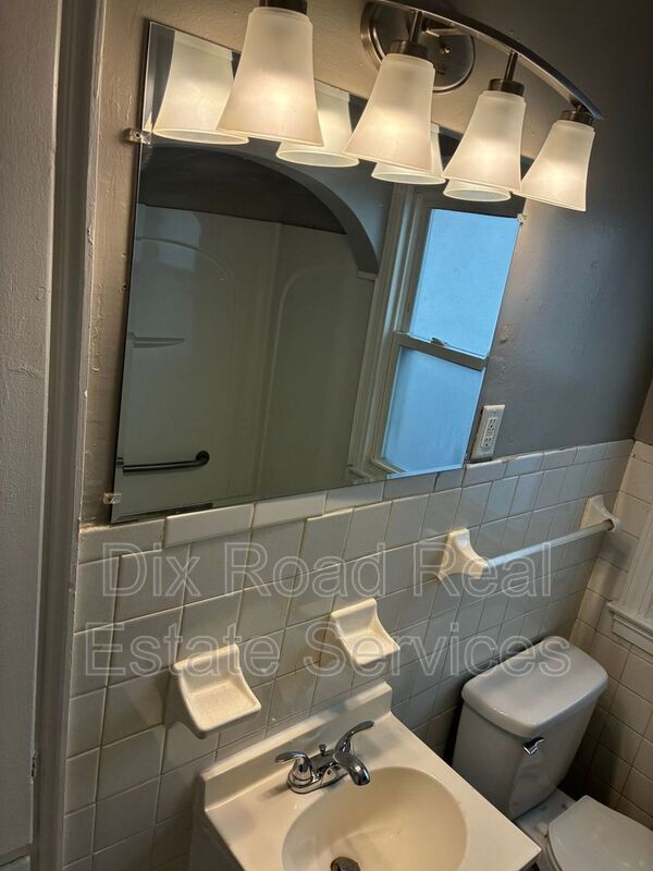 Building Photo - 112 Iroquois Ave