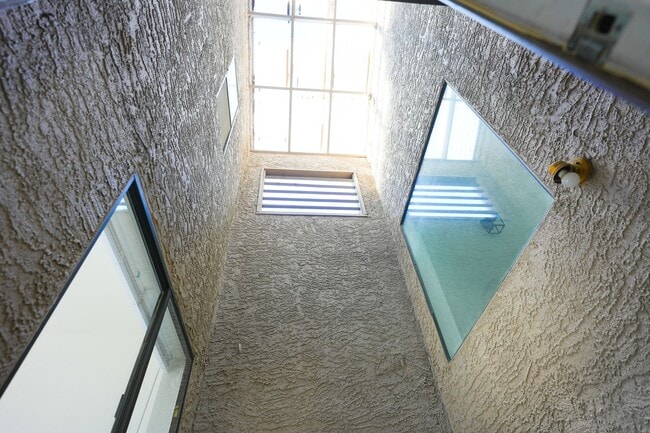 Building Photo - Stunning 3 Bed / 2.5 Bath Home w/ Loft, Two-Story Atrium & Remodeled Kitchen