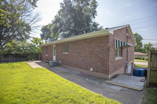 Building Photo - 1706 Stadium Blvd