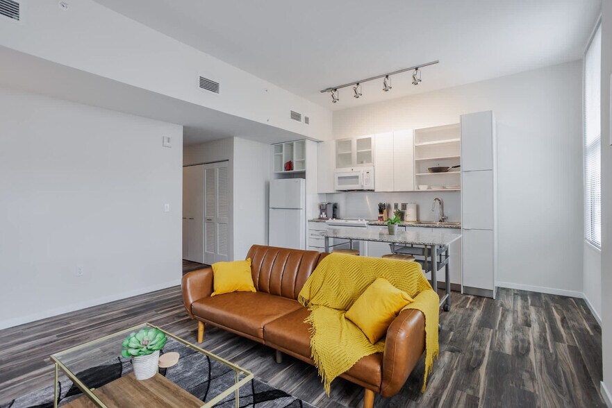 Building Photo - 9-JAN-JAN E 4th St