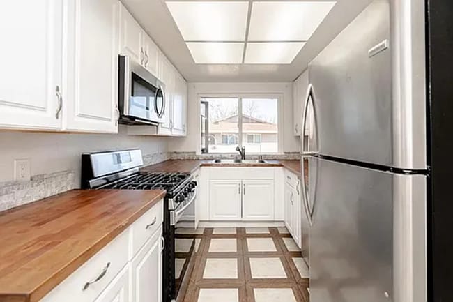 Primary Photo - Charming 2-Bedroom Apartment with Updated ...