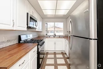 Building Photo - Charming 2-Bedroom Apartment with Updated ...