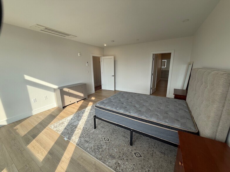 Building Photo - 1948 Washington St