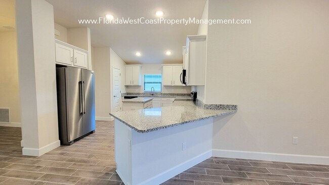 Building Photo - IMPRESSIVE  4 BED/3 BATH HOME WITH LARGE F...