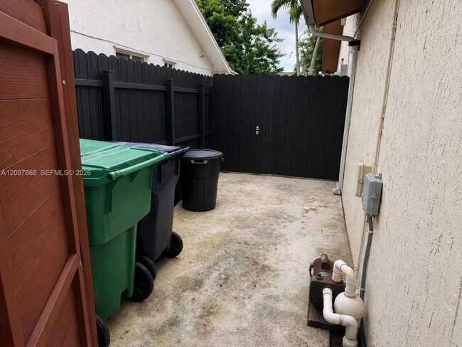 Building Photo - 9900 W Calusa Club Dr