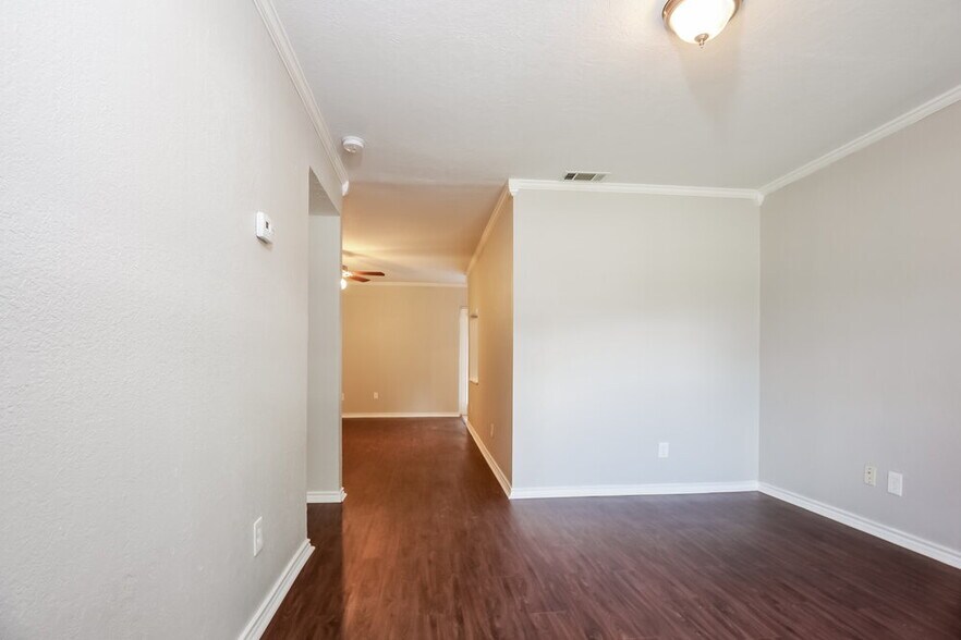 Building Photo - 1050 Brownwood Dr