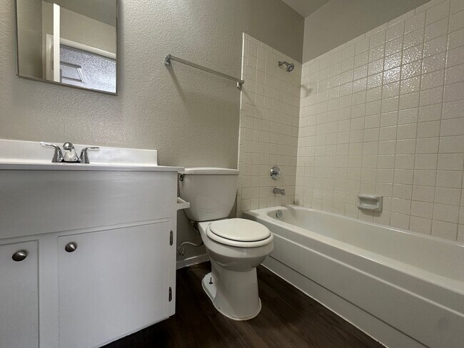 Building Photo - Spacious 2 Bed Townhome with Balcony, Washer/Dryer Included