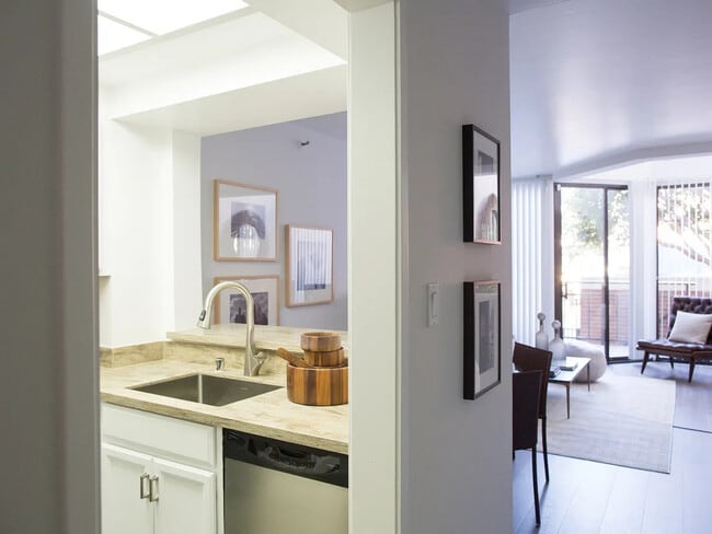 Building Photo - 101 Lombard St