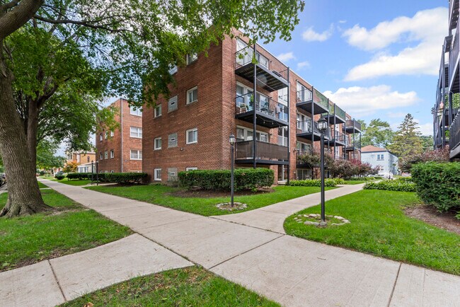 Primary Photo - 2624 W Catalpa Ave