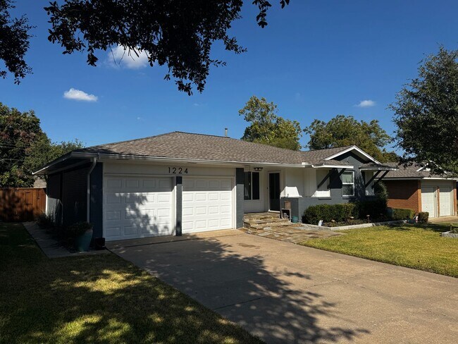 Building Photo - Updated 3 bed 2 bath with outdoor living area in Richardson!