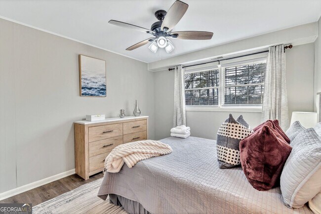 Building Photo - 2480 Powers Ferry Dr SE