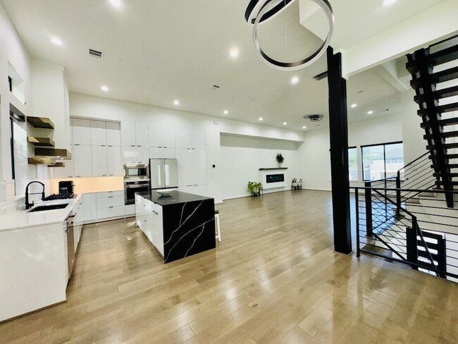 Building Photo - 525 Memorial Heights Dr