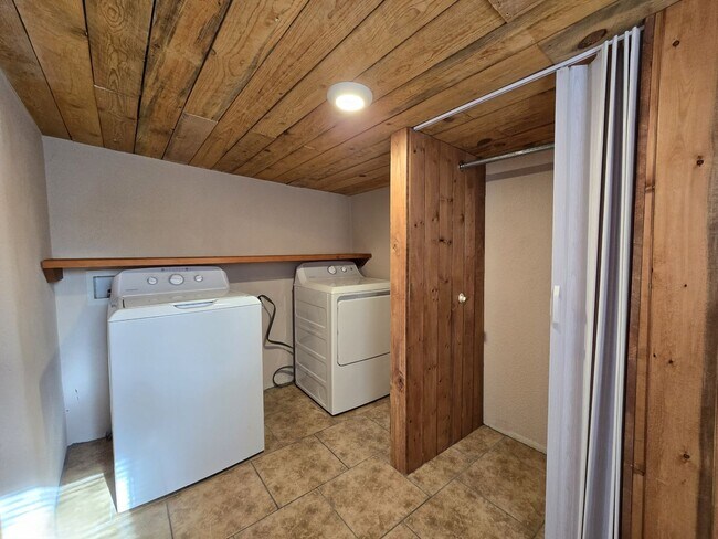 Building Photo - 941 Agua Fria St