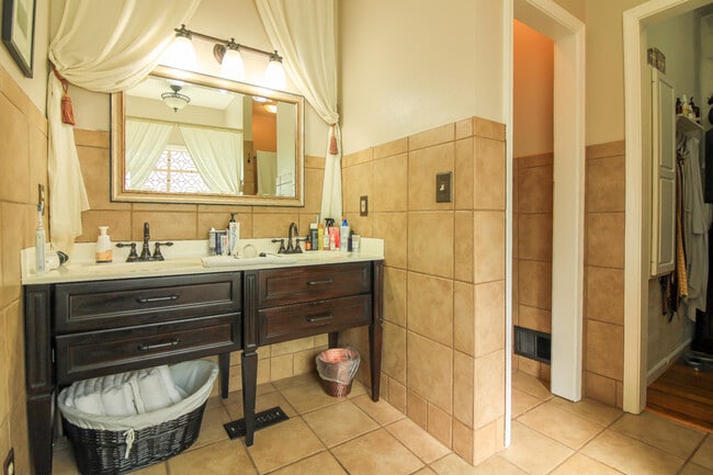 Building Photo - 511 Riverview Ct
