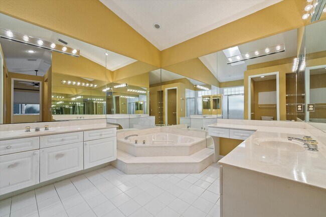 Building Photo - 10860 Fairmont Village Dr
