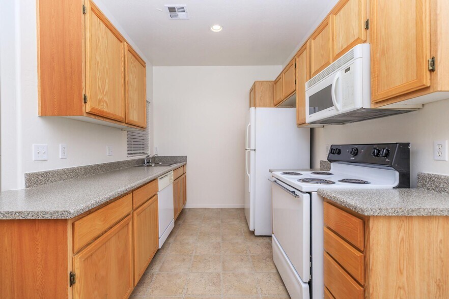 Breakwater Apartments 3900 Riverlakes Dr Bakersfield CA 93312 Apartment Finder