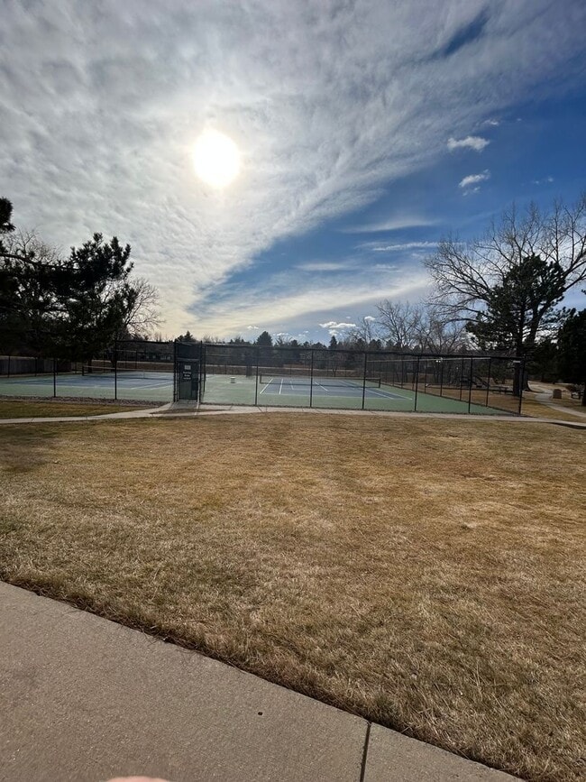 Building Photo - 5 BR/3 1/2 BA in the Desirable Meadowglen Community!!