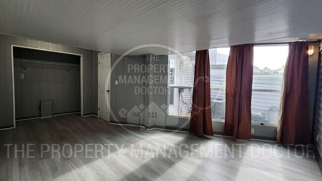 Building Photo - 4BR/2.5BA Tampa Home | Dual Kitchen Areas, Private Bedroom & Fresh Updates