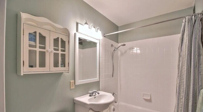 Building Photo - Charming 1-Bed San Francisco Retreat with Fireplace & Granite Finishes!