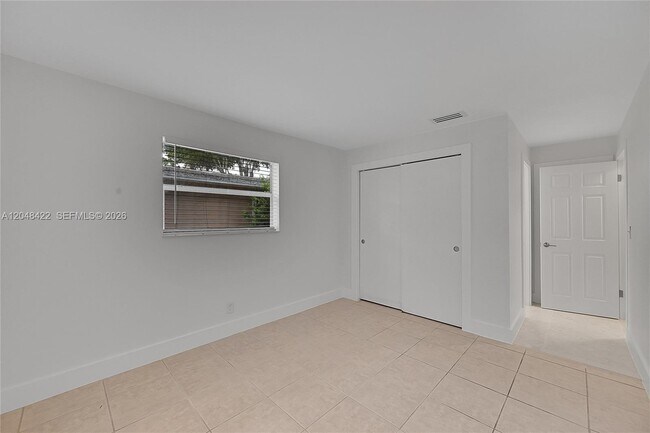 Building Photo - 808 SW 12th Ct