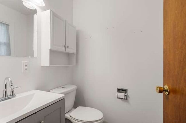 Building Photo - 2305 Glenoak Dr