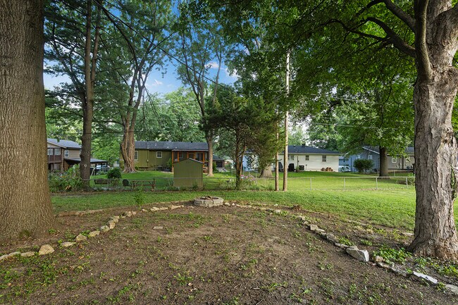 Building Photo - 518 NW Frances Dr