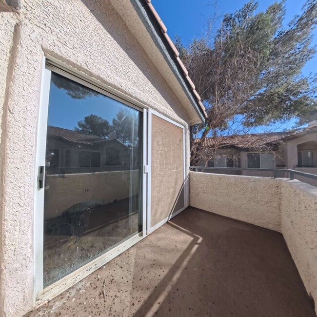 Building Photo - 3 Bedroom | 2nd Floor | Laminate Floors | Gated Community