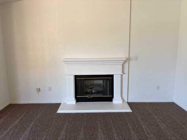 Building Photo - Spacious House!!!