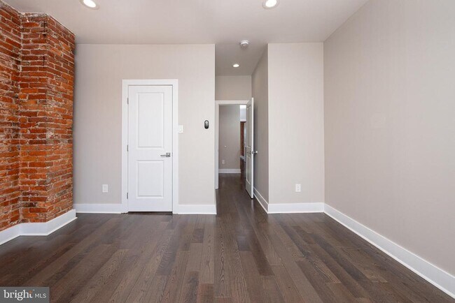 Building Photo - 1443 N Hollywood St