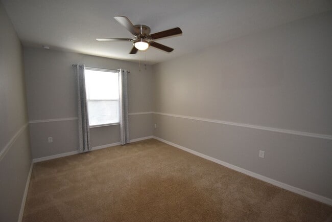 Building Photo - 4 Bed/3.5 Bath, Pool and Waterfront home, ...